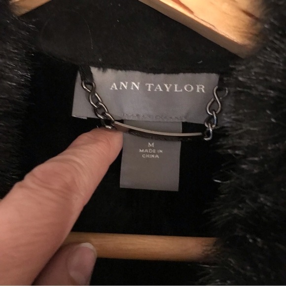 𝅺ANN Taylor vest trimmed with faux fur.  Women’s size medium. Black. - Picture 6 of 7